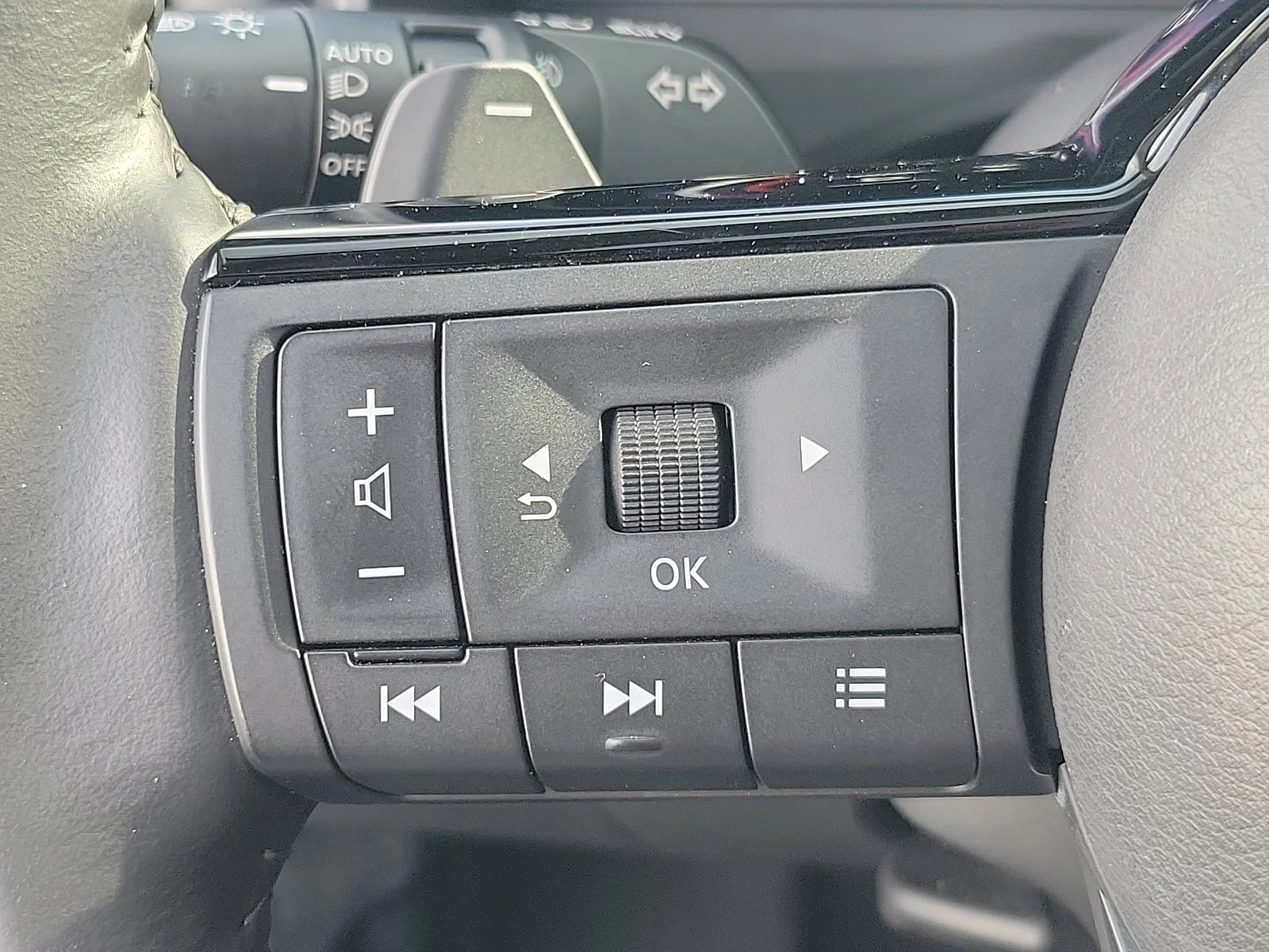 Used 2021 Brilliant Silver Metallic Nissan Platinum image 22