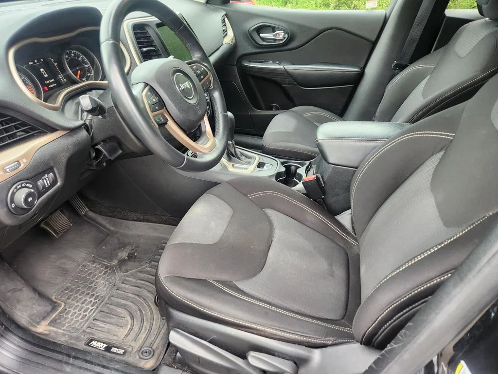 Used 2015 Black Jeep Latitude image 12