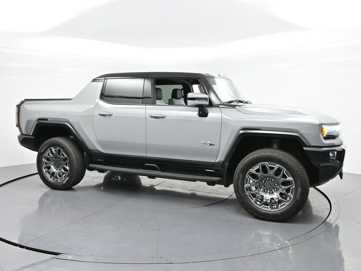 Used 2024 Meteorite Metallic (Grey) GMC 3X image 6
