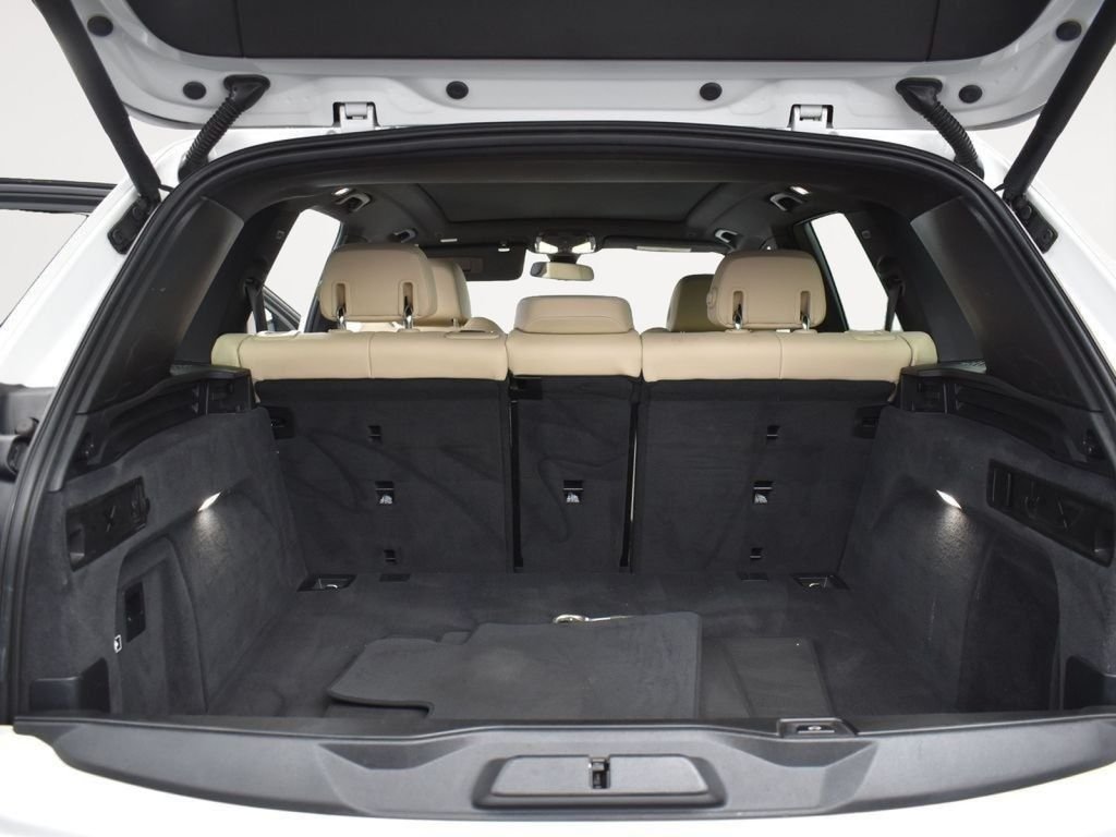 Used 2022 White Metallic BMW sDrive40i image 27