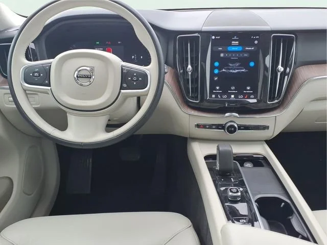 Used 2022  Volvo Momentum image 21