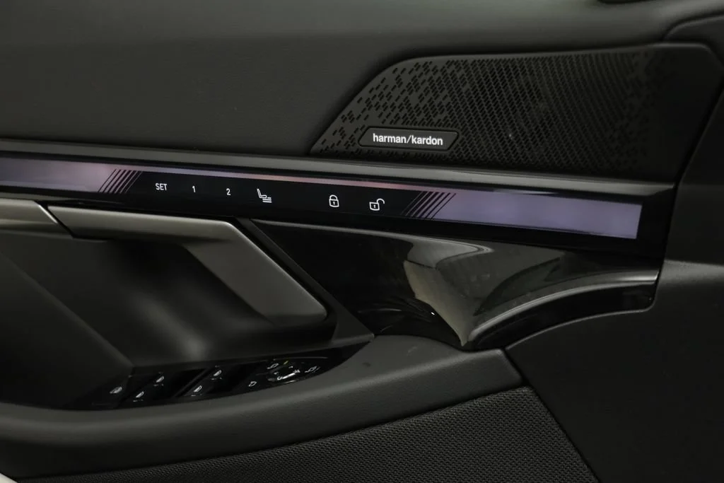 New 2027 CARBON BLACK BMW 530i xDrive image 8