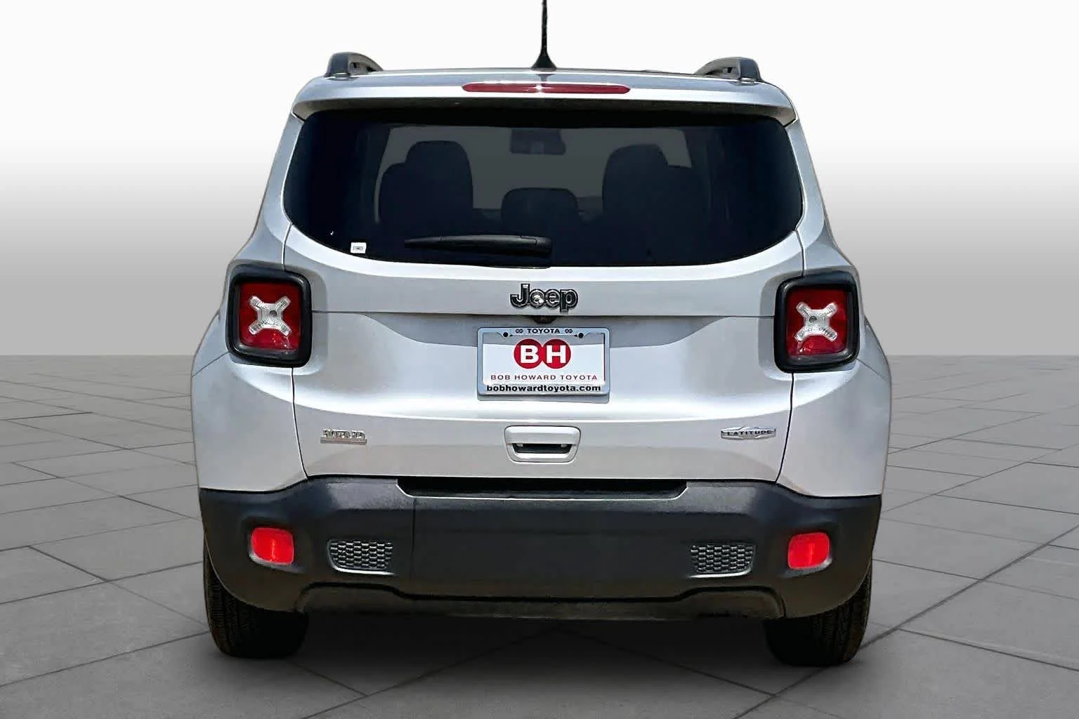 Used 2018 Glacier Metallic Jeep Latitude image 5