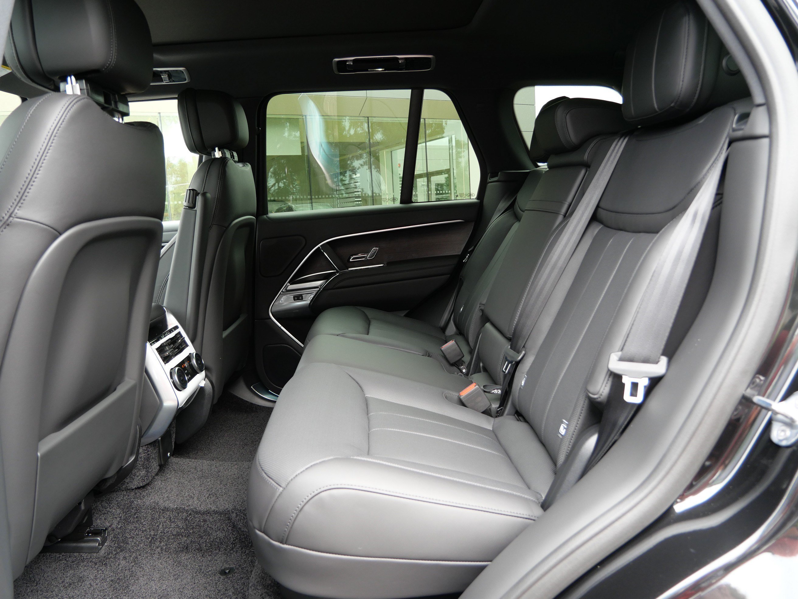 New 2026 Santorini Black Land Rover SE image 5