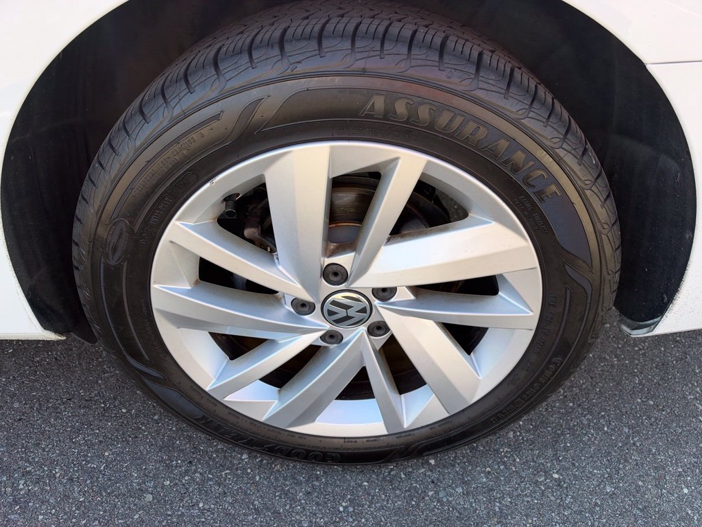 Used 2018 White Volkswagen 2.0T SE image 9