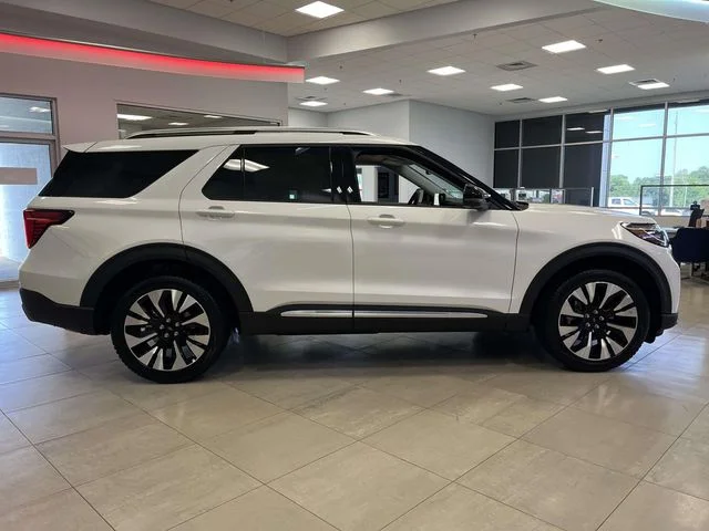 New 2026 Star White Metallic Tri-Coat Ford Platinum image 2