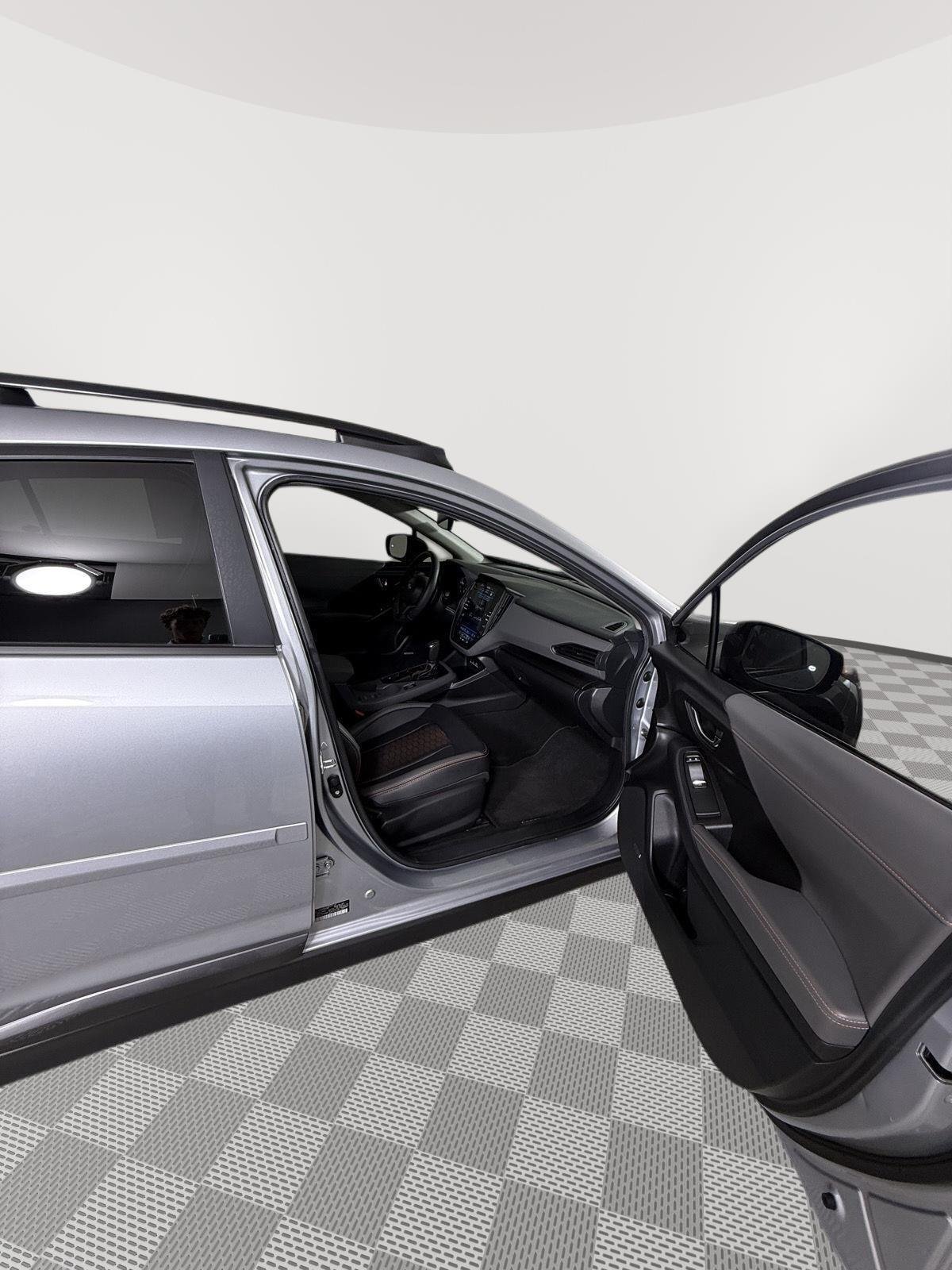 Used 2025 Ice Silver Metallic Subaru Limited image 15