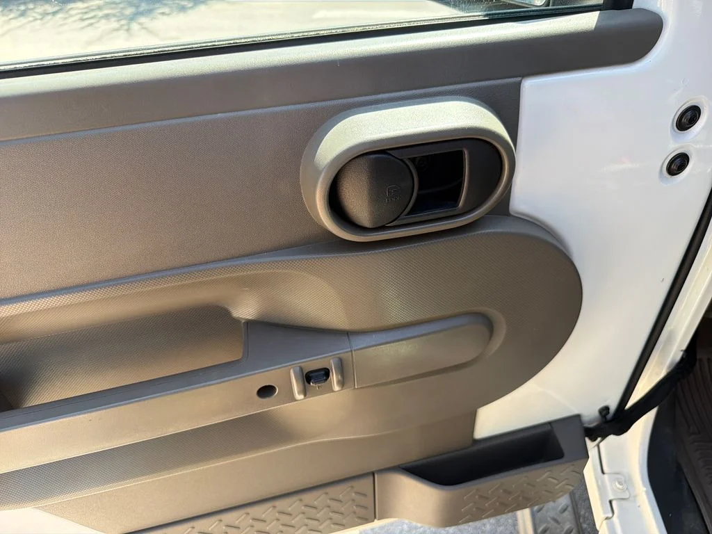 Used 2009 White Jeep X image 19
