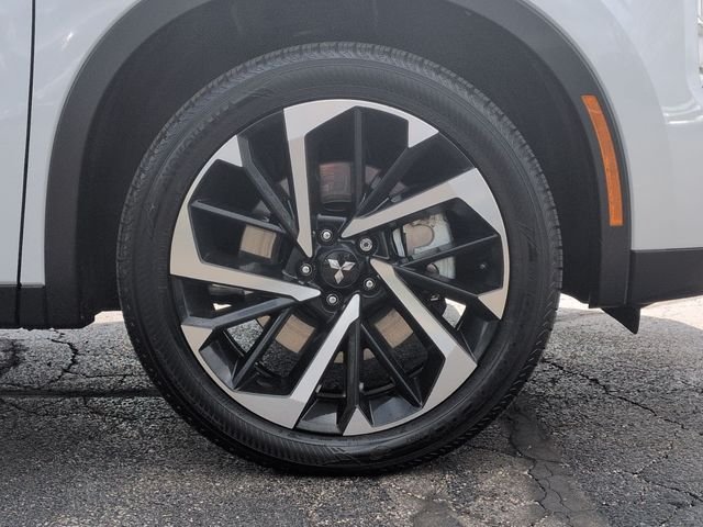 Used 2023  Mitsubishi SE Black Edition image 9