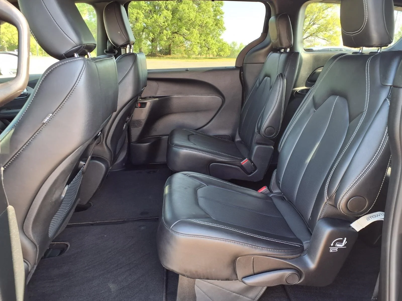 Used 2025 Diamond Black Crystal Pearlcoat Chrysler Select image 21