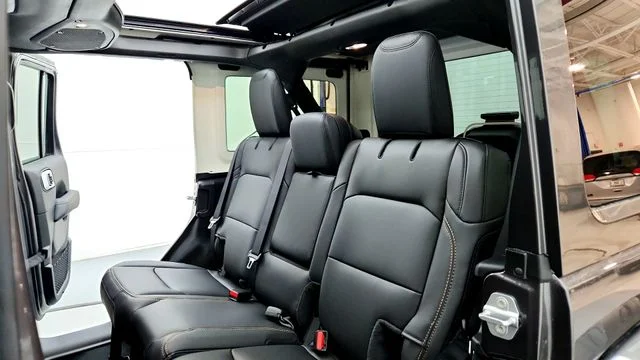 New 2026 Granite Crystal Metallic Clear-Coat Exterior Paint Jeep Sahara image 14