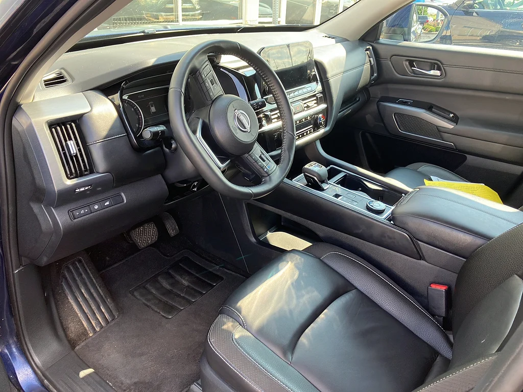 Used 2025 Deep Ocean Blue Pearl Nissan SL image 8