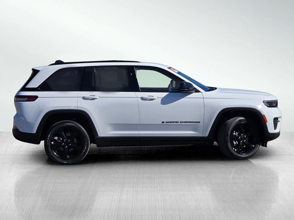 2023 Jeep Grand Cherokee Altitude - Photo 3