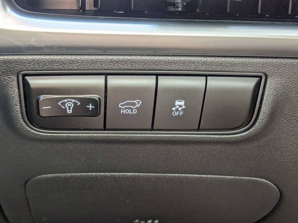 Used 2025 Green Hyundai SEL image 31