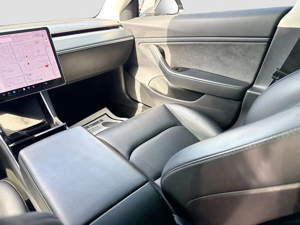Used 2019  Tesla Standard Range Plus image 25