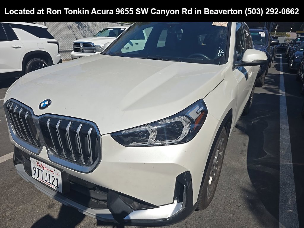 Used 2025 Mineral White Metallic BMW xDrive28i image 3