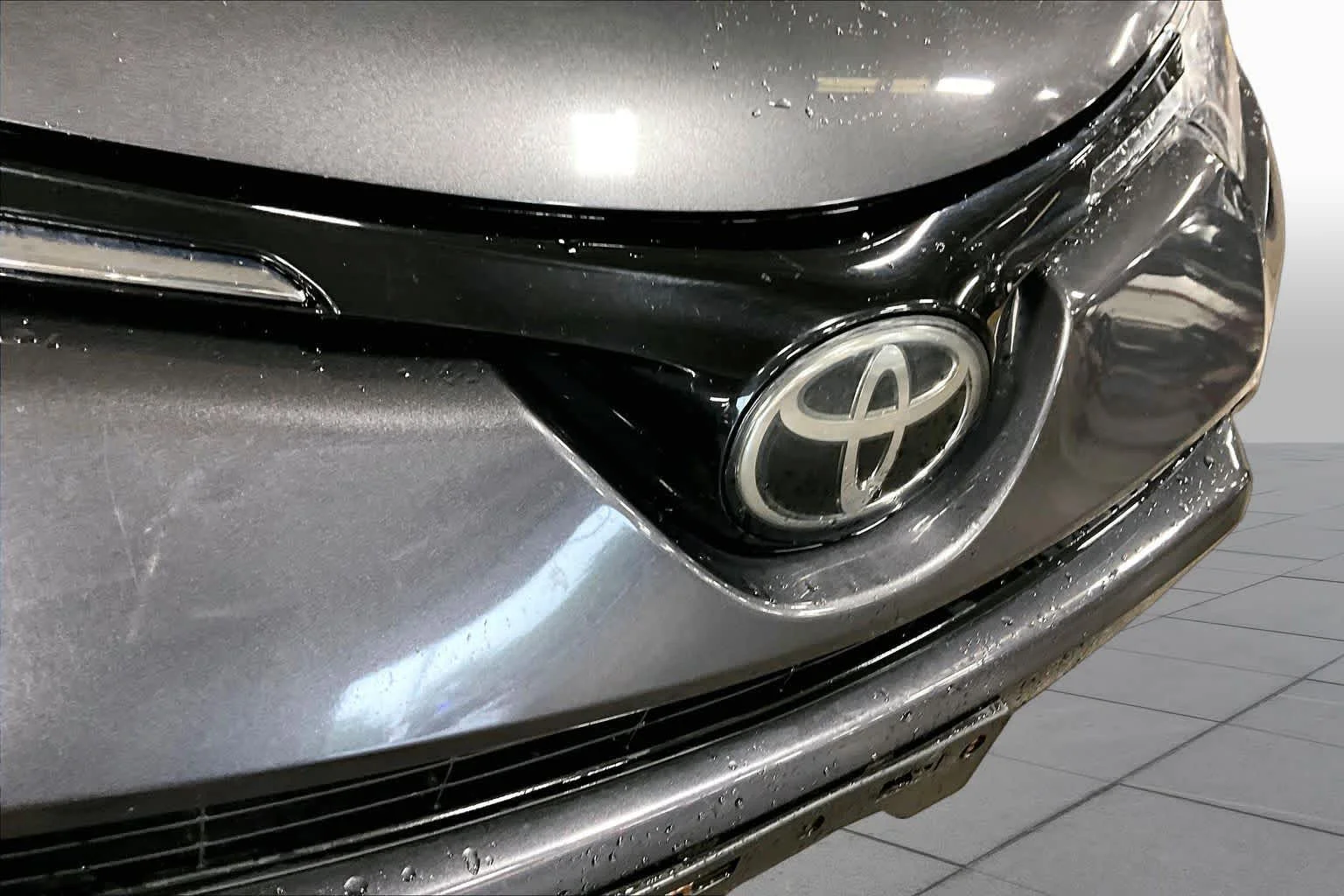 Used 2018 Magnetic Gray Metallic Toyota XLE image 29