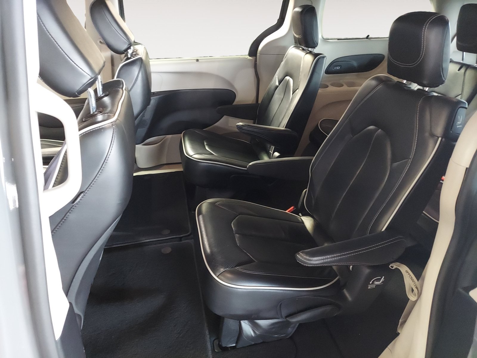 Used 2023 Ceramic Gray Clearcoat Chrysler Limited image 24