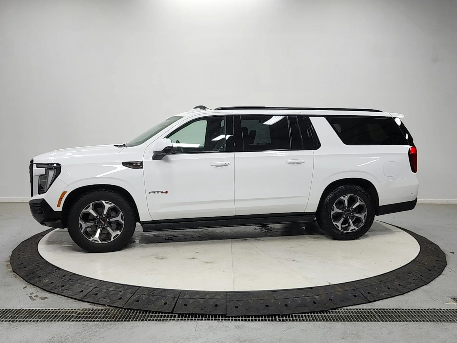 Used 2025 Summit White GMC AT4 Ultimate image 4