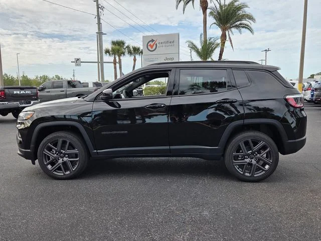 New 2026 Diamond Black Crystal Pearl-Coat Exterior Paint Jeep Latitude image 4