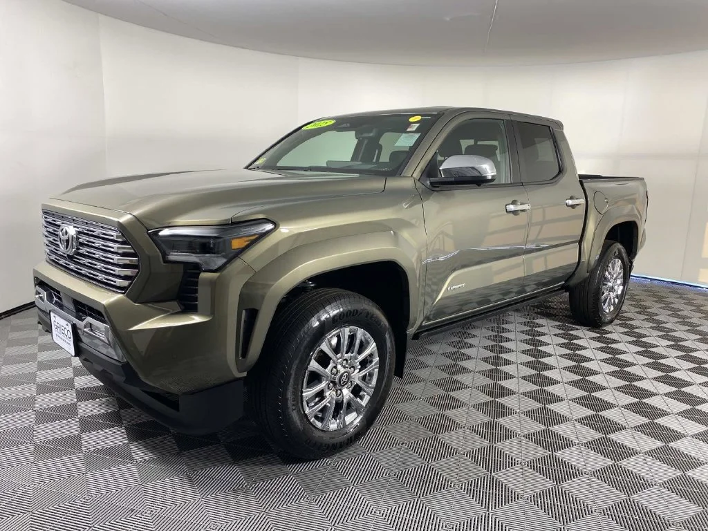 Used 2025 Bronze Toyota Limited image 4