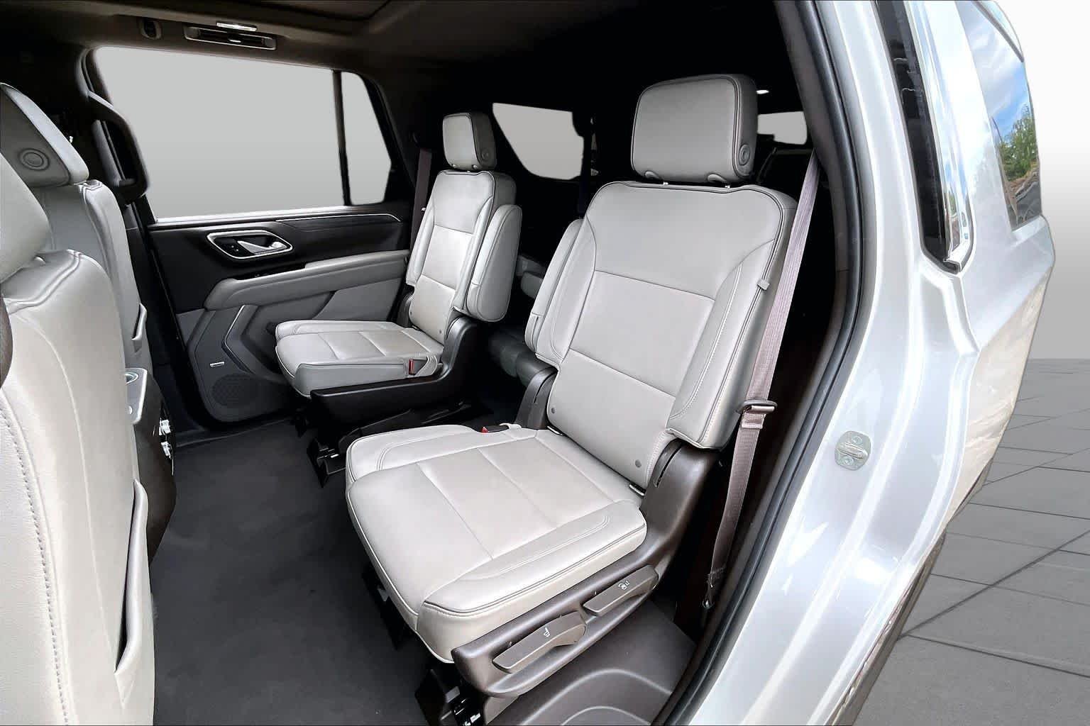 Used 2022 White Frost Tricoat GMC SLT image 21
