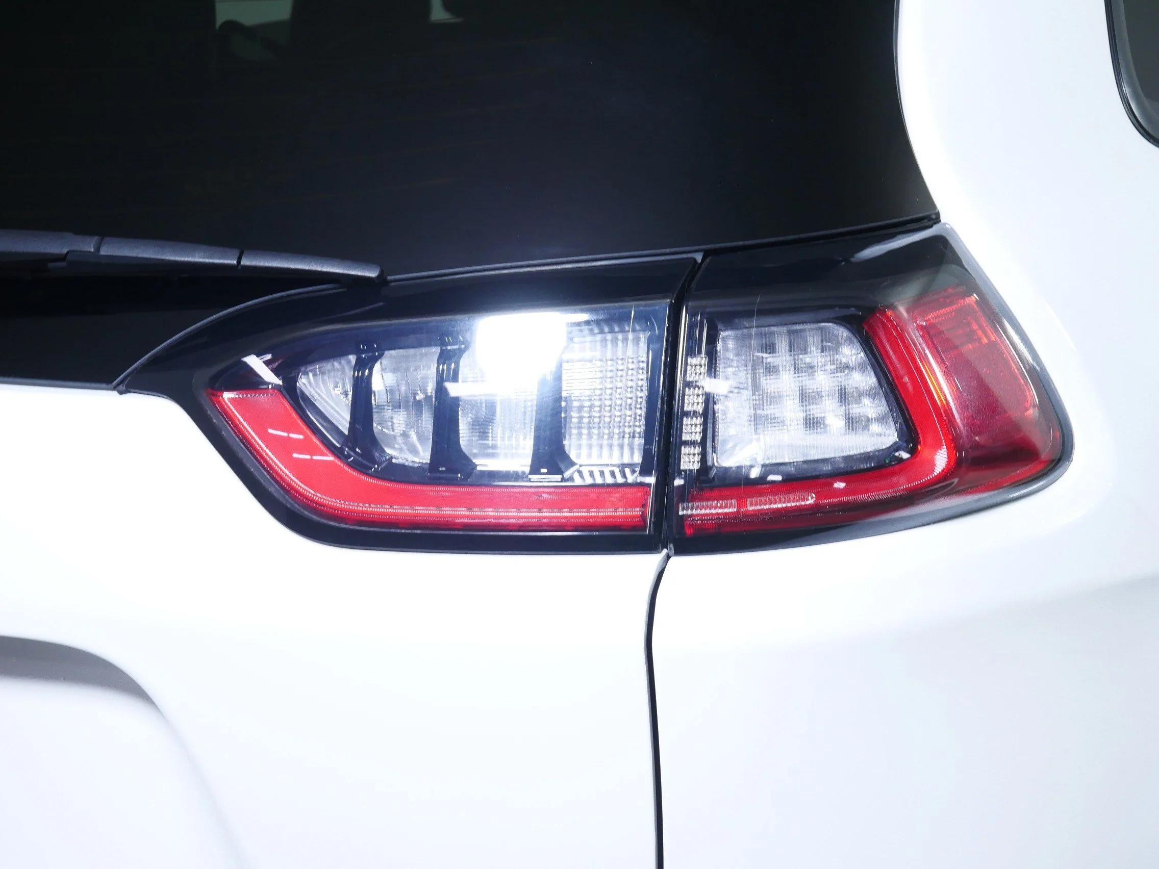 Used 2022 Bright White Clearcoat Jeep X image 17