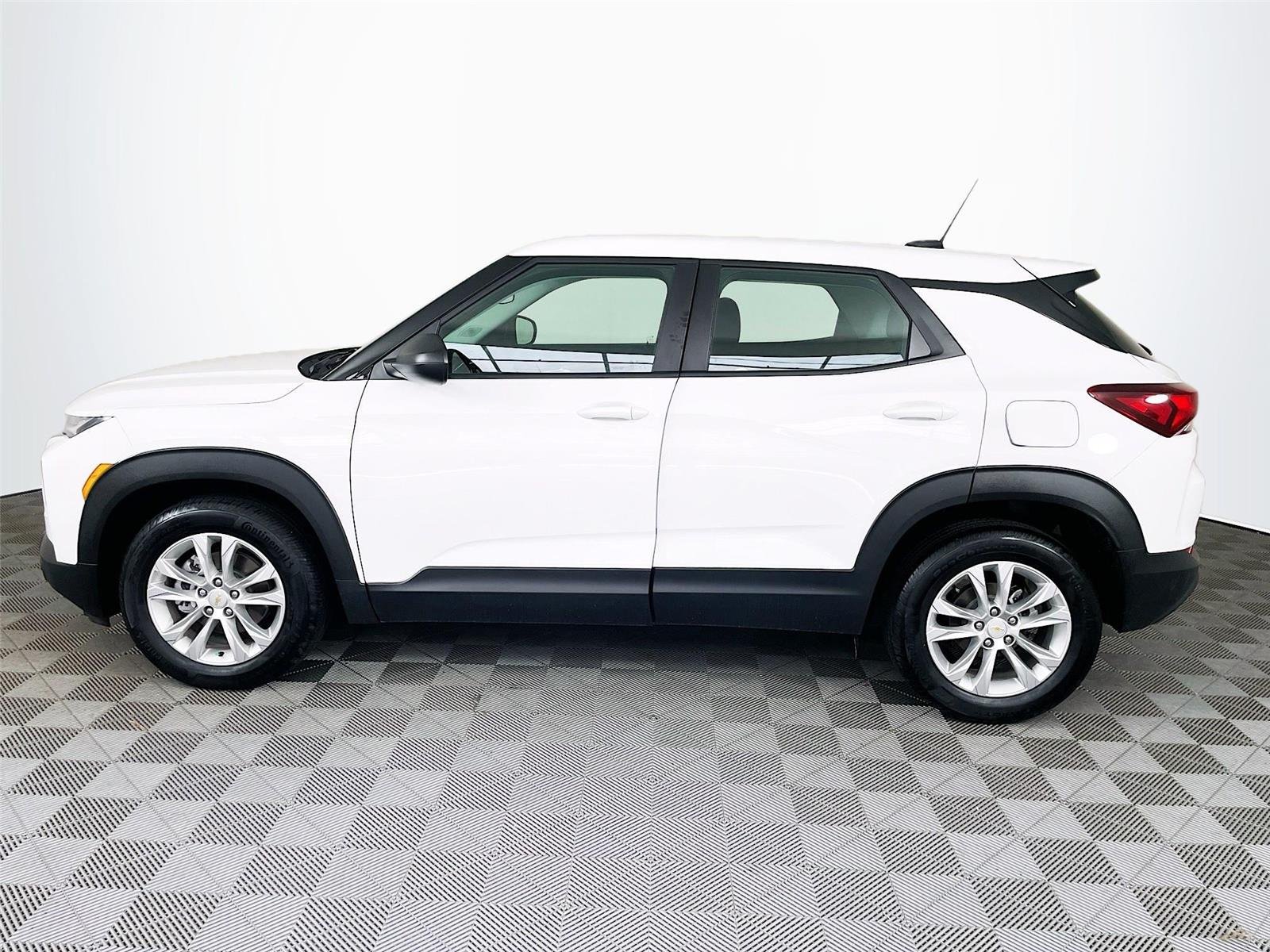 Used 2023 Summit White Chevrolet LS image 4