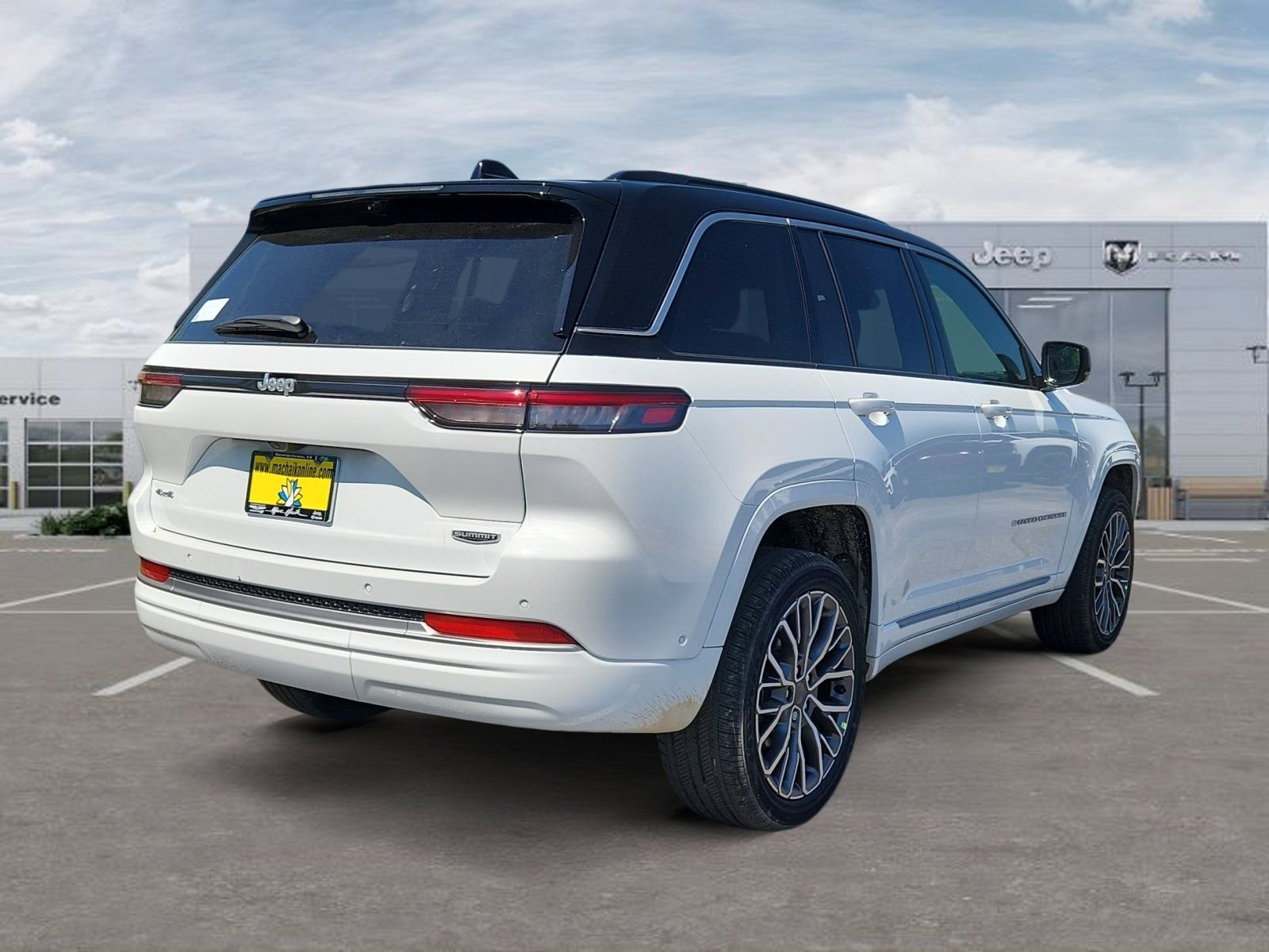 New 2026 Bright White Clear-Coat Exterior Paint Jeep Summit image 5