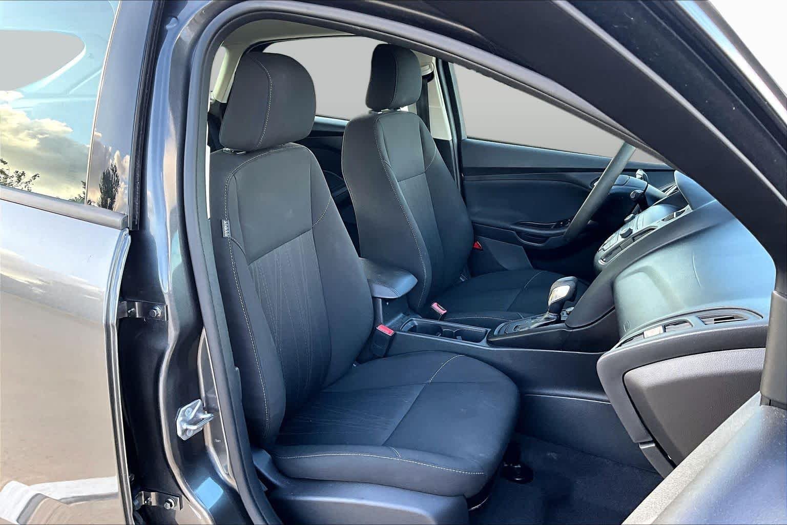 Used 2018 Magnetic Metallic Ford SE image 9