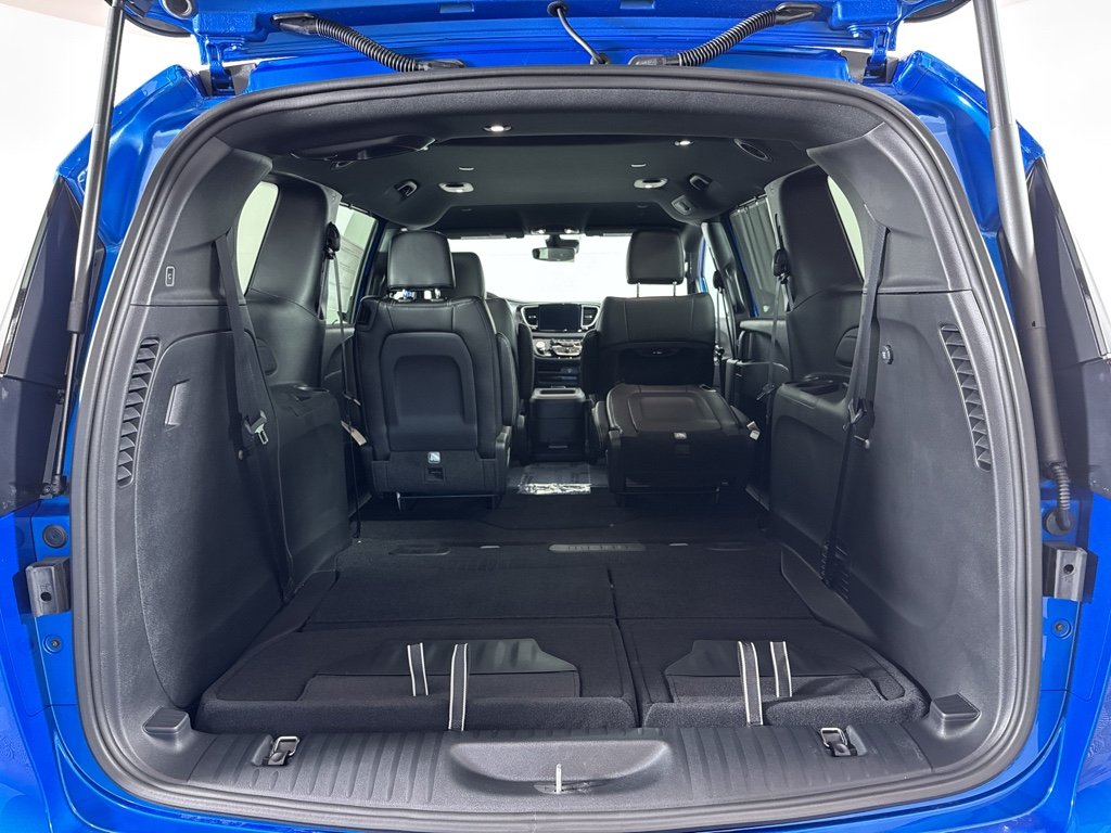 New 2026 Hydro Blue Pearl-Coat Exterior Paint Chrysler Select image 10
