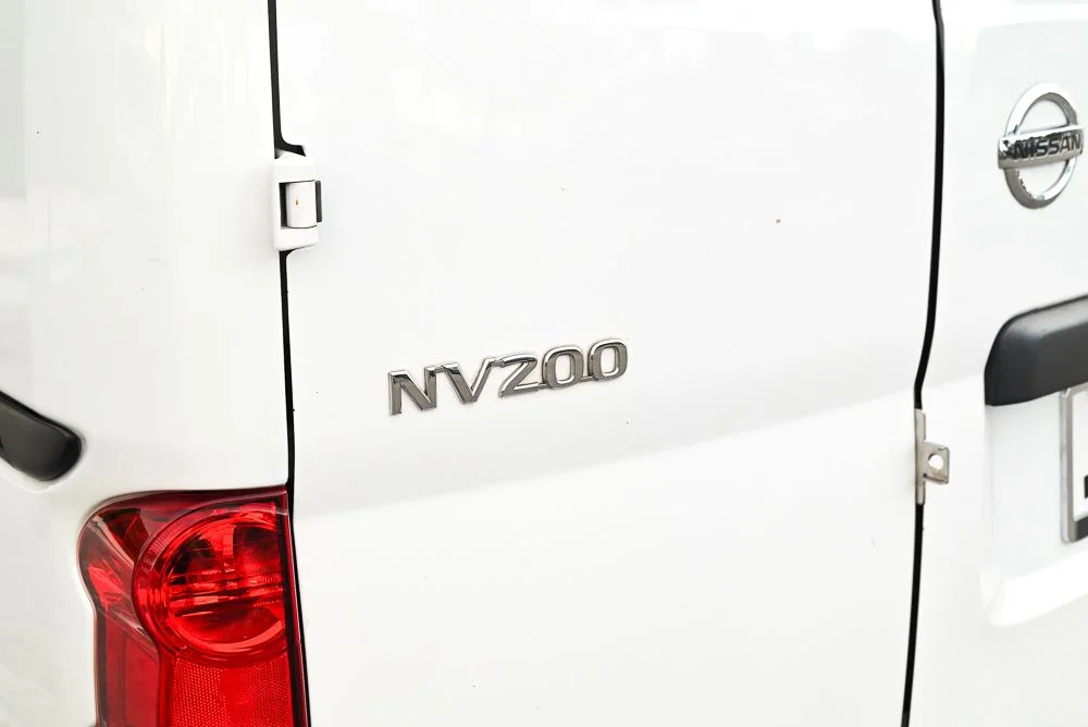 Used 2018 White Nissan S image 17