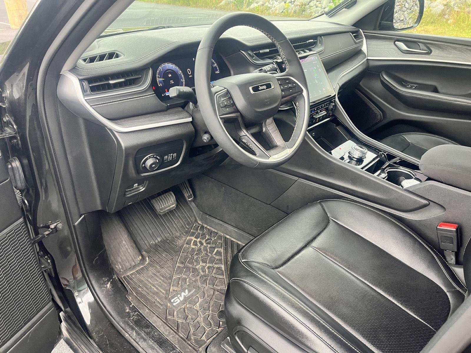 Used 2023 Rocky Mountain Pearlcoat Jeep Limited image 10