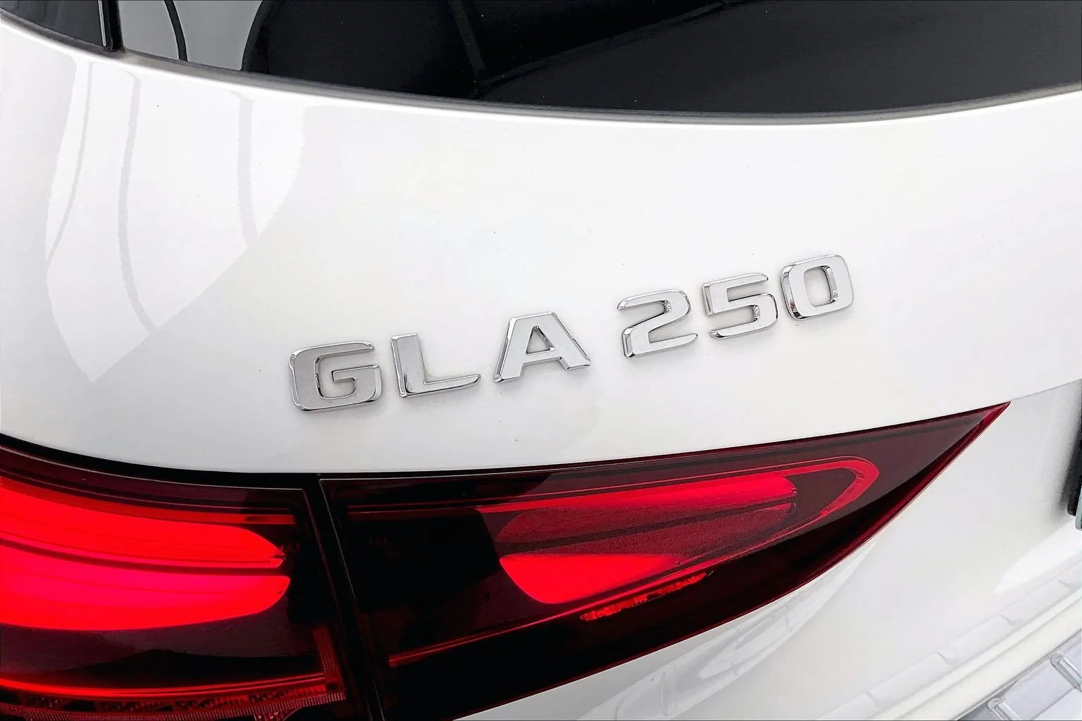 Used 2024 Polar White Mercedes-Benz GLA 250 image 31