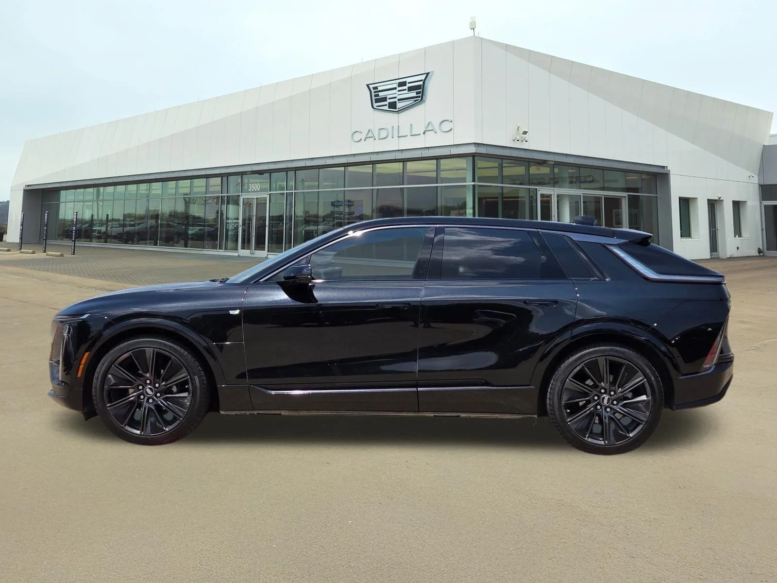 Used 2024  cadillac Sport image 3
