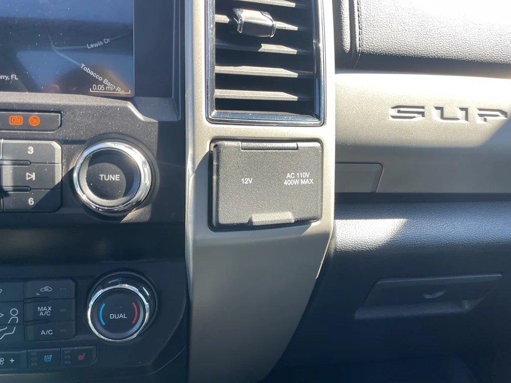 Used 2019 White Platinum Tri-Coat Metallic Ford LARIAT image 26