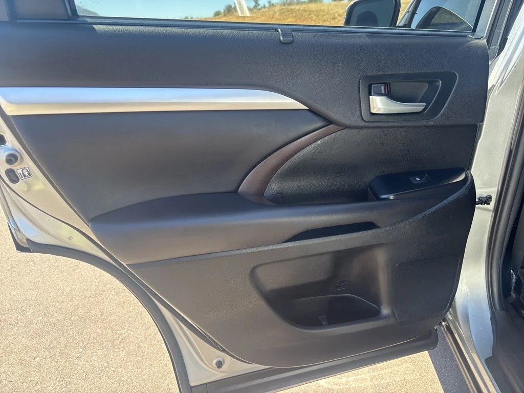 Used 2019 Silver Toyota XLE image 11