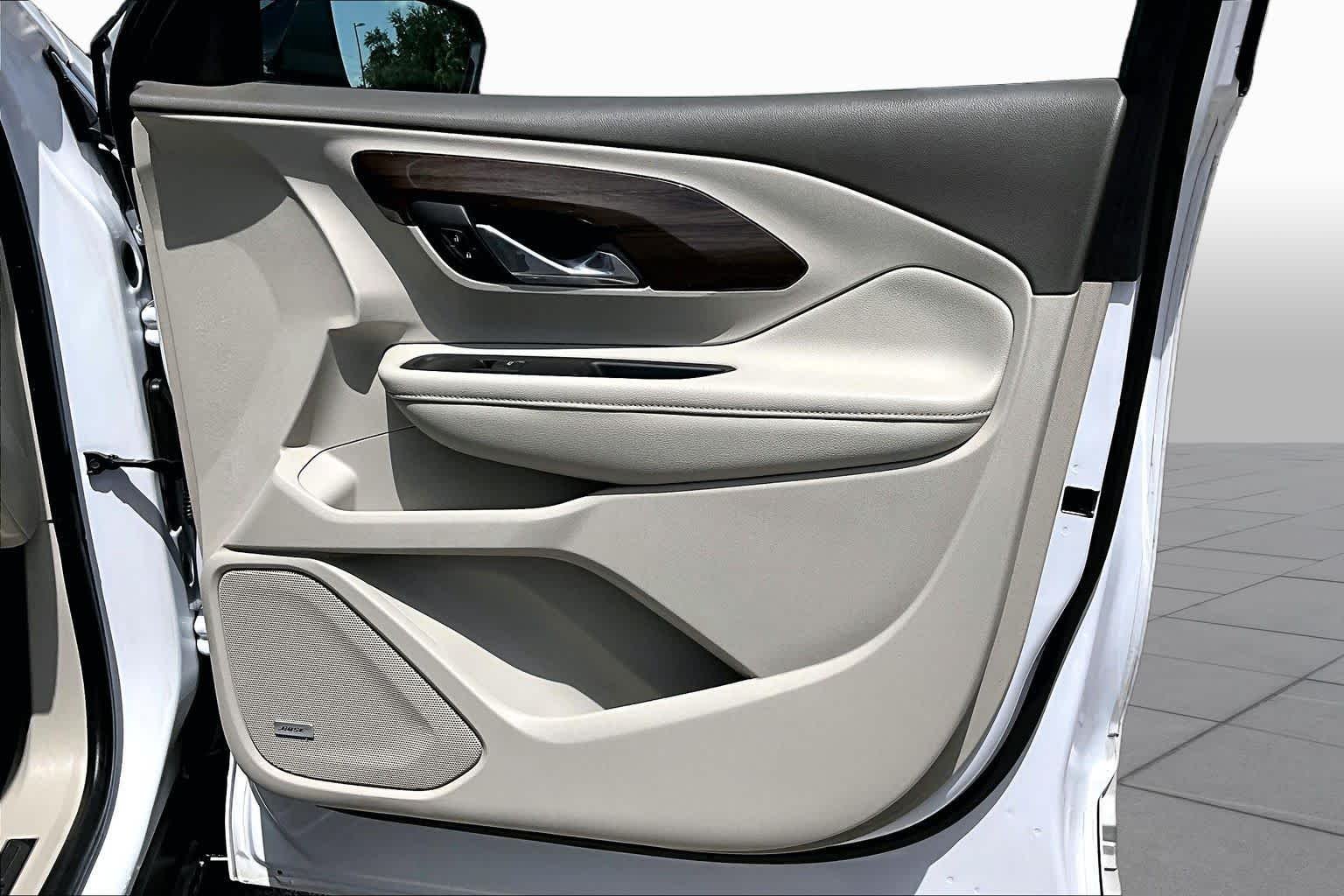 Used 2020 White Frost Tricoat GMC Denali image 27