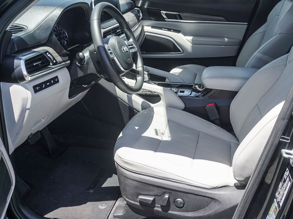 Used 2020 Black Kia EX image 18