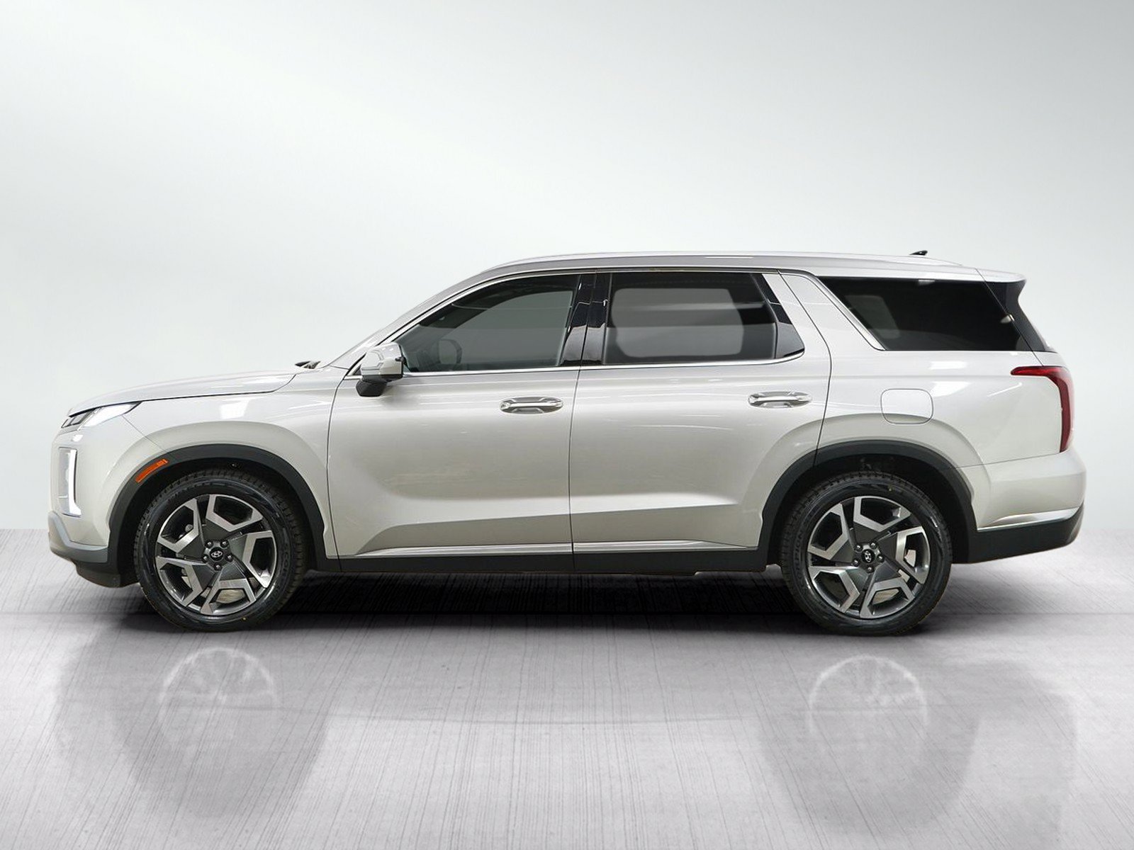 Used 2025 Hyundai Palisade Limited with VIN KM8R5DGEXSU943022 for sale in Minneapolis, Minnesota