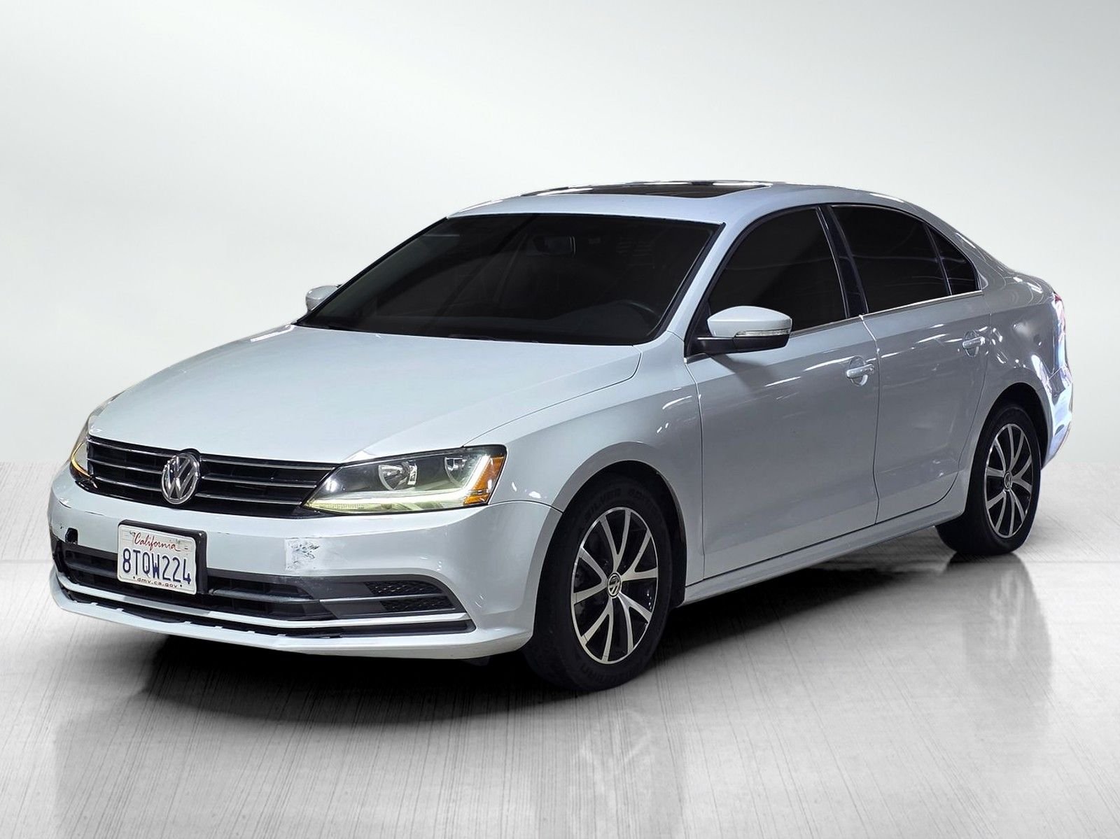 Used 2017 White Silver Metallic Volkswagen 1.4T SE image 3