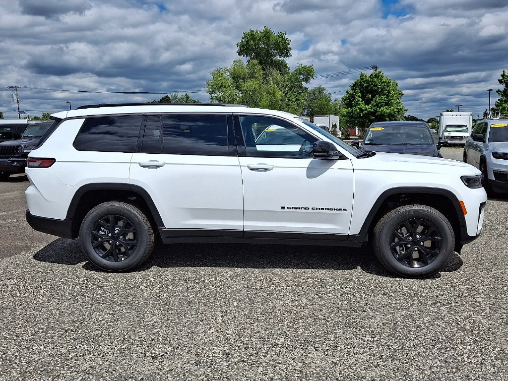 New 2026 Bright White Clear-Coat Exterior Paint Jeep Laredo Altitude image 9
