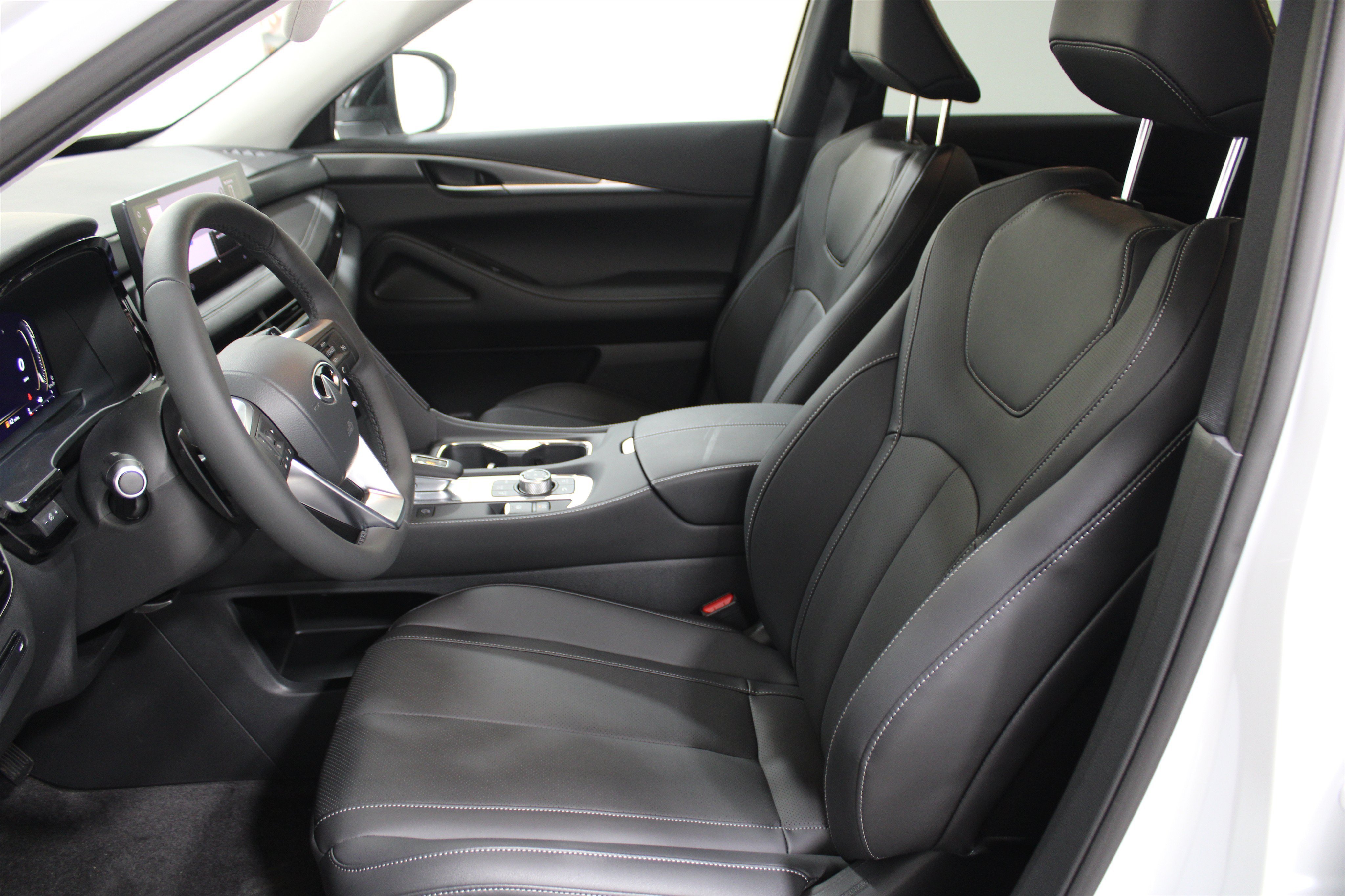 Used 2026 Radiant White INFINITI PURE image 3