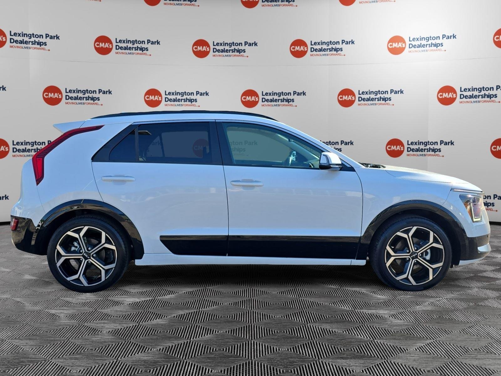 Used 2023 Snow White Pearl Kia SX Touring image 8