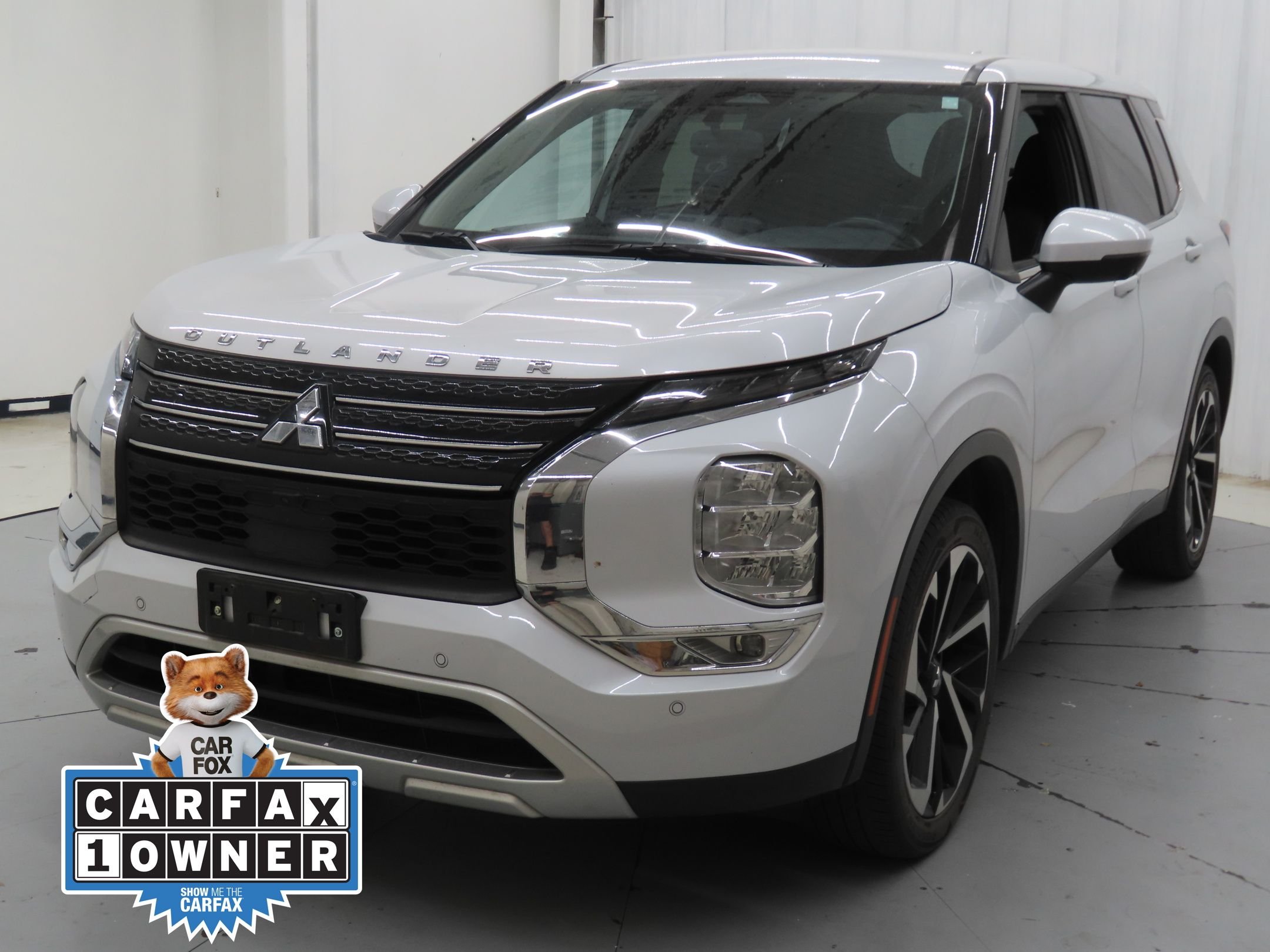 Used 2024 White Mitsubishi SE Black Edition image 9