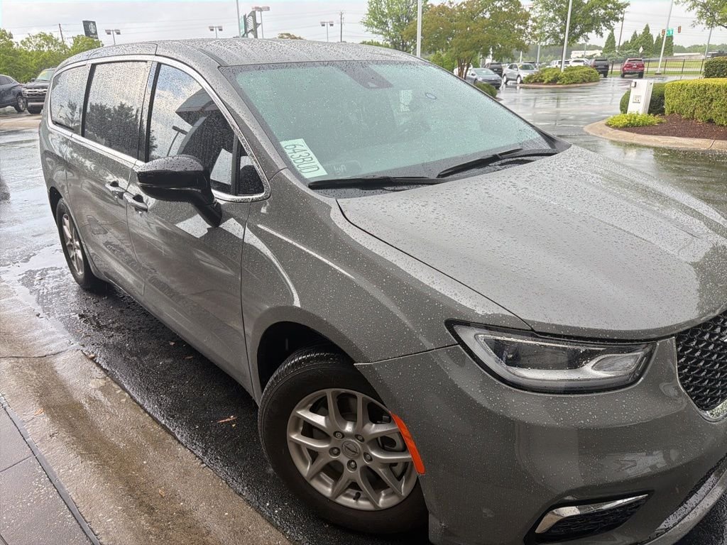 2025 Chrysler Pacifica Select's photo