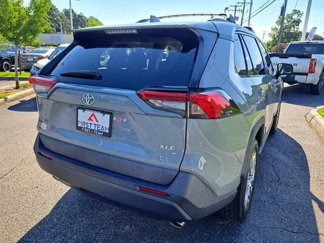Certified Used 2020  Toyota XLE Premium image 8