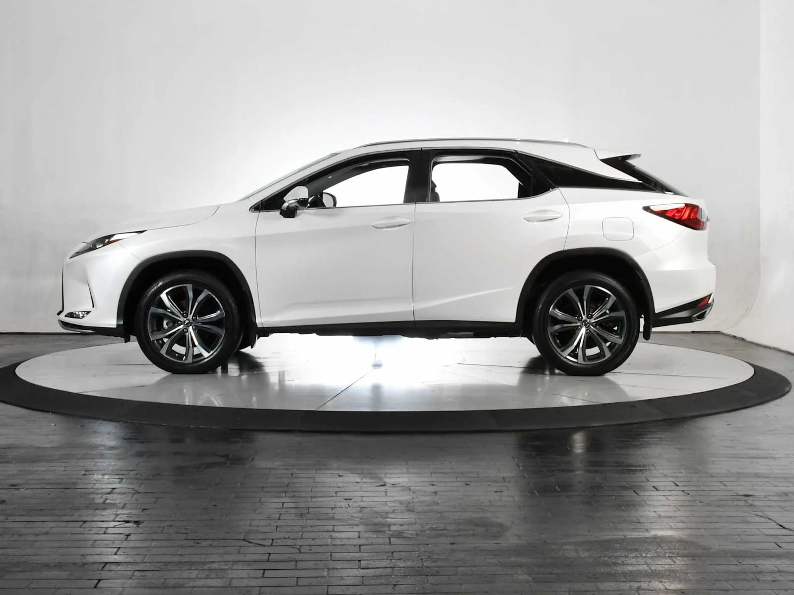 Certified Used 2022 Eminent White Pearl Lexus  image 2