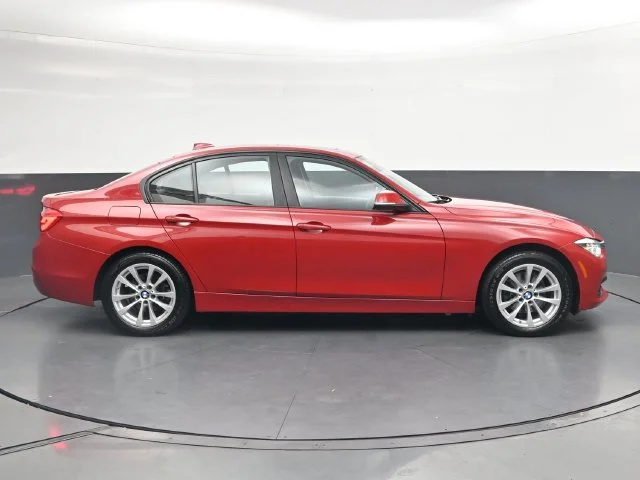 Used 2018 Red BMW 320i image 3