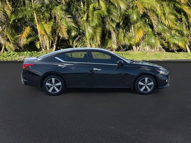 Used 2021 Black Nissan 2.5 SL image 3